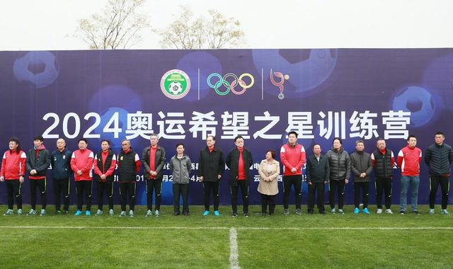 据悉，这部由托德;菲利普斯（《宿醉》系列、《单身男子俱乐部》）撰写剧本并执导的影片将独立于DC电影宇宙，是一部只有5500万美元低预算的R级超级英雄独立电影